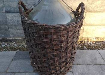 Balon gąsior na wino w wiklinowym koszu