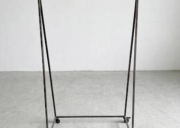 Wieszak sklepowy na kółkach — metalowy, loftowy