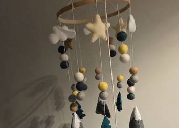 Karuzela nad łóżeczko dziecięce z filcowymi elementami "Górskie Drzewa"