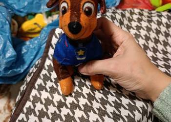 maskotka to pluszowa zabawka przedstawiająca Chase'a, owczarka niemieckiego