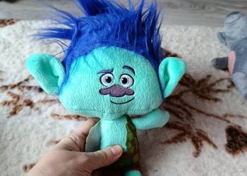 pluszowa zabawka to maskotka Branch z serii Trolle firmy Hasbro.