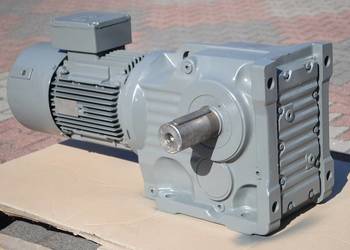Motoreduktor kątowy 7.5kw. 64obr. z hamulcem. SEW