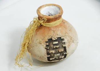 Ceramiczny wazonik retro z symbolem Podwójnego Szczęścia Wabi Sabi