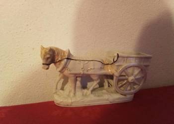 Figurka konia z wozem