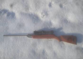 Wiatrówka z lunetą