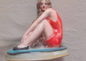 Ceramiczna figurka art deco - siedząca pływaczka z warkoczem. K. Pifan.