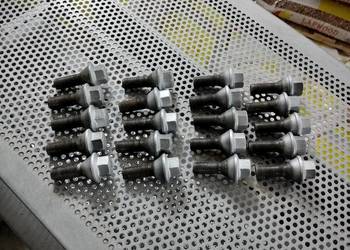 Śruby do felg stalowych Trafic Vivaro 01-14 oryginalne