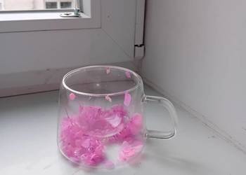 walentynkowy  szklany   kubeczek z  kwiatkami wewnątrz