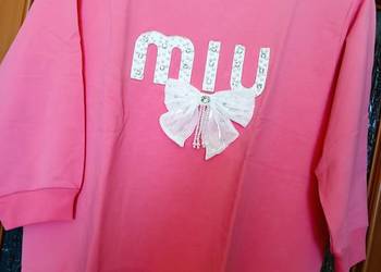 Bluza różowa z ozdobną kokardą i perełkami