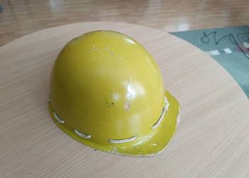 Kask budowlany hełm z epoki PRL Maliniak Czterdziestolatek gadżet PRL Kask