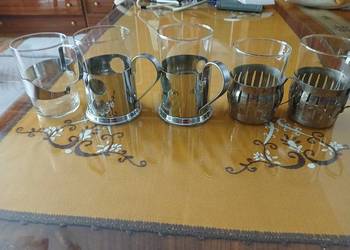 Szklanki w koszyczkach metalowych .
