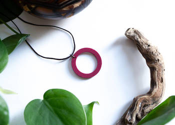 Bordowy wisiorek kółko z żywicy epoksydowej 2,8 cm handmade