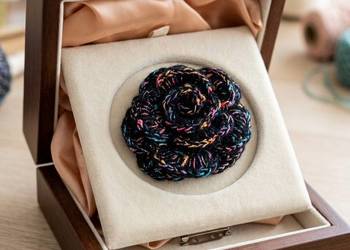 Szydełkowy kwiat zamiast bukietu kwiatów.