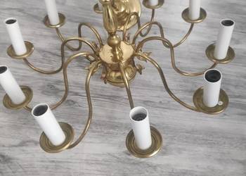 Stare żyrandol krzesła kufer