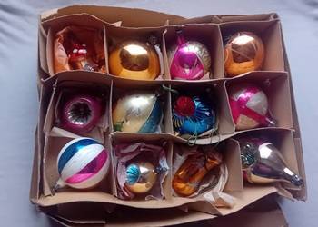 Zestaw 12 bombek z okresu PRL - z lat 50-ych i 60-ych.