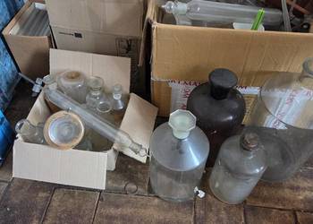 Menzurki, pipety, wyposażenie laboratorium chemicznego