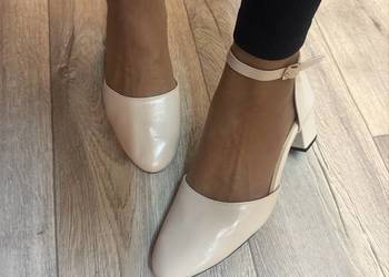 (40) Beżowe czółenka wieczorowe z zapięciem, Nowe