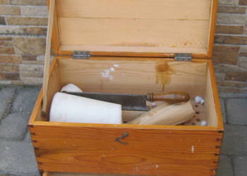 Skrzynka z Gilotyna do Kruszenia Cukru XIX w .