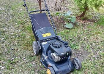 Kosiarka spalinowa z bocznym wyrzutem.