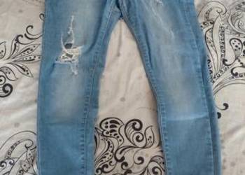 Jeansy z przetarciami Boohoo S