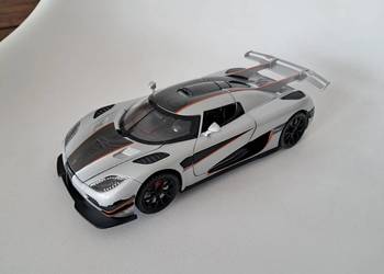 nowy metalowy model samochodu Koenigsegg Agera w skali 1:24, świecą się świ