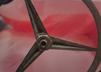 Emblemat Gwiazda klapy bagażnika Mercedes 107 na śrubę