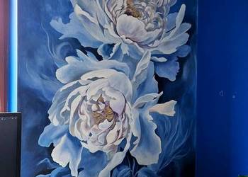 Artystyczne malowanie ścian, kwiatowy mural w pokoju