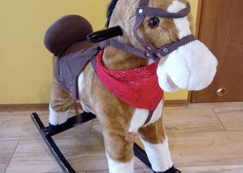 Konik na biegunach z dźwiękiem i ruchem