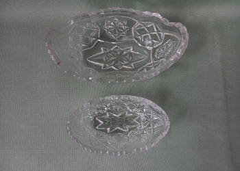 dwie malutkie, kryształowe żardiniery/gondolki