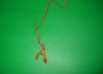 Naszyjnik na rzemyku.