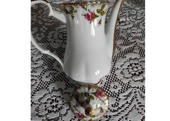 Porcelanowy Imbryk do kawy herbaty Chodzież Iwona złota róża