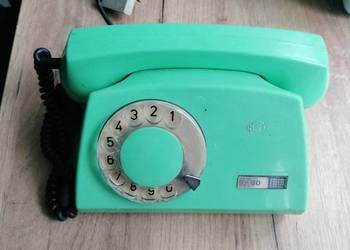 Stary aparat telefoniczny zielony z czasów PRL