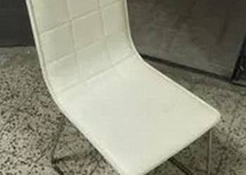Krzesła białe na metalowym stelażu