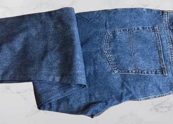Nowe spodnie Jeans i używany t-shirt dla puszystego pana.