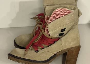 Stylowe zamszowe botki na obcasie