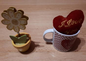 Ozdoby na półkę - kwiatek i kubek z pluszowym sercem