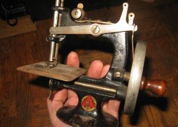 Stara zabawka dla dzieci do szycia ubranek dla Lalek XIX wiek. Okres Carska