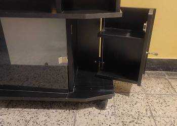 Czarna szafka RTV na kółkach z czasów PRL