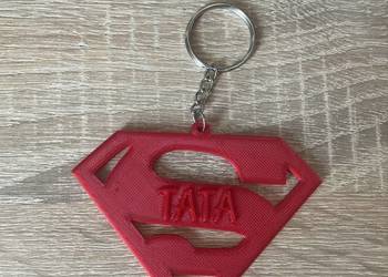 Breloczek z symbolem Tata Superman. Dzień ojca, urodziny, imieniny