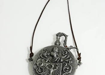 Metalowa ozdobna prochownica historyczny pojemnik na proch strzelniczy