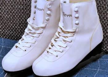 Łyżwy figurowe firmy Action, rozmiar 38 , wkładki 24 cm. Jak nowe.