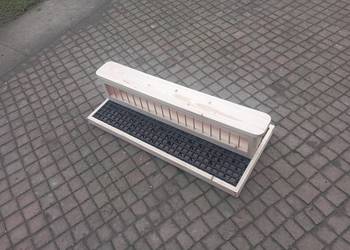 Karmnik dla gołębi z podstawką