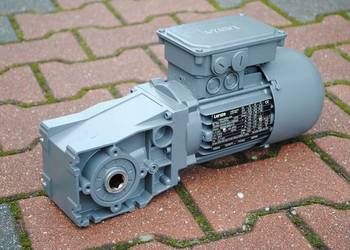 Motoreduktor kątowy 0.25kw. 71obr. z hamulcem. LENZE