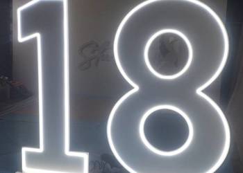 Cyfry 18 podświetlane neonowe