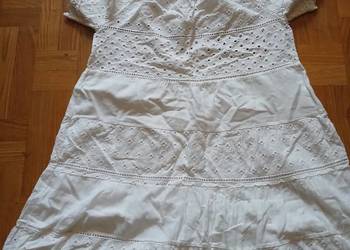 Zwiewna sukienka ażurowa w stylu boho.