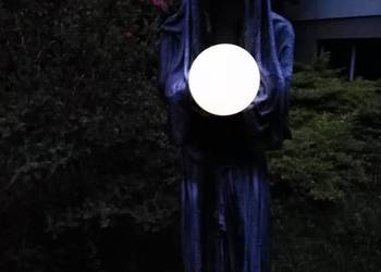 Figurki cementowe przedstawiające tajemnicze, zakapturzone postacie