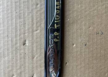 ZNACZEK LOGO EMBLEMAT LISTWA DRZWI PRAWA VW TIGUAN 5NA853688R