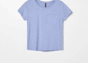 niebieski shirt z kieszonką Sinsay