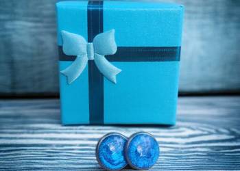 Połyskujące niebieskie kolczyki galaxy w sztyftach z żywicy