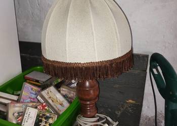 Lampa nocna z abażurem i frędzlami